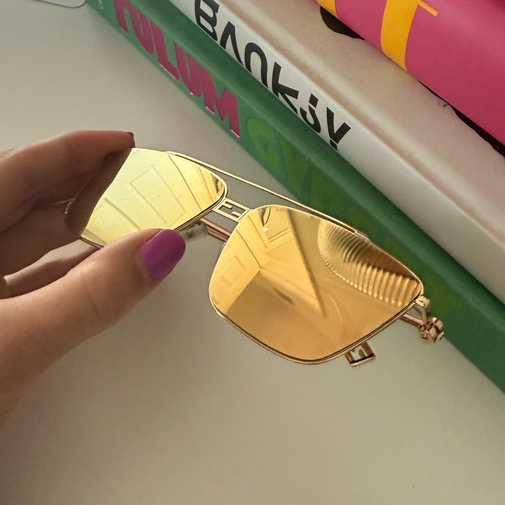 Authentic Fendi Baguette FE40110U Aviator Sunglasses in Gold - Picture 7 of 7